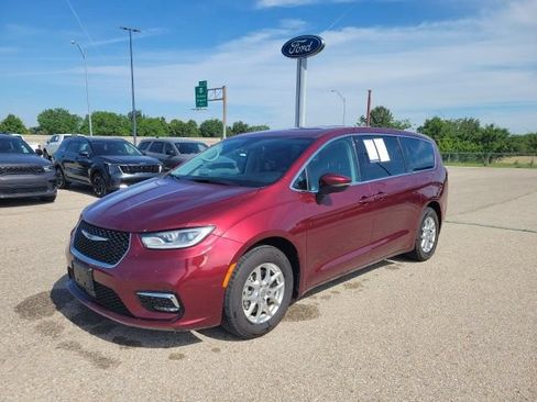 Used 2023 Chrysler Pacifica Touring-L FWD image 18