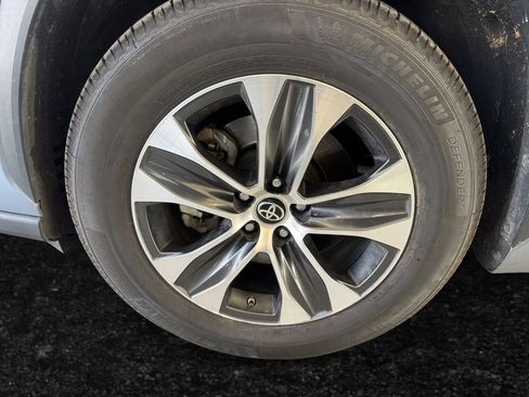 Used 2022 Toyota Highlander XLE image 26