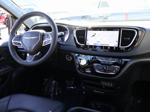 Used 2025 Chrysler Pacifica Select image 13