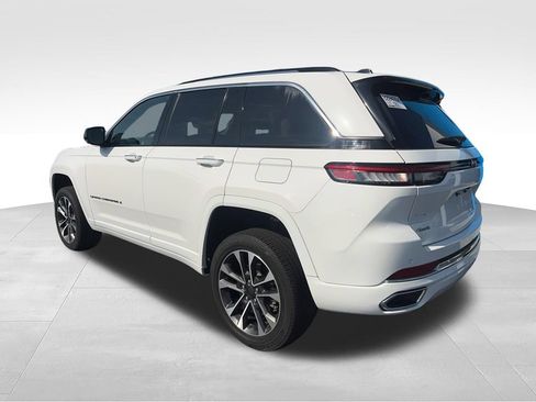 Used 2023 Jeep Grand Cherokee Overland w/ Luxury Tech Group IV AWD/4WD image 8
