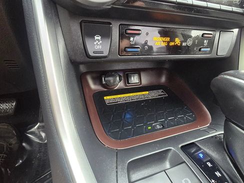 Used 2019 Toyota RAV4 Limited AWD/4WD image 26