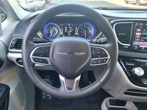 Used 2023 Chrysler Pacifica Touring-L FWD image 11