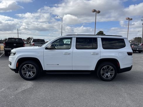 Used 2024 Jeep Wagoneer Series II w/ Flexible Seating Group image 9