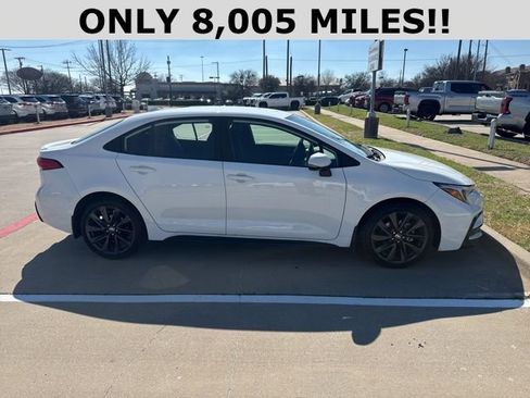 Used 2025 Toyota Corolla SE image 2