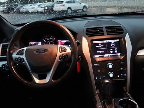 Used 2015 Ford Explorer XLT w/ Equipment Group 202A AWD/4WD image 10