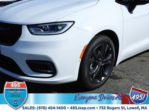 New 2026 Chrysler Pacifica Select image 9