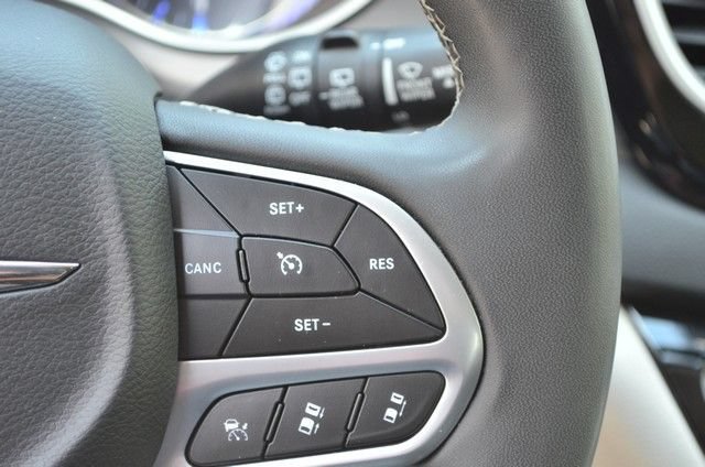 Used 2023 Chrysler Pacifica Touring-L FWD image 21
