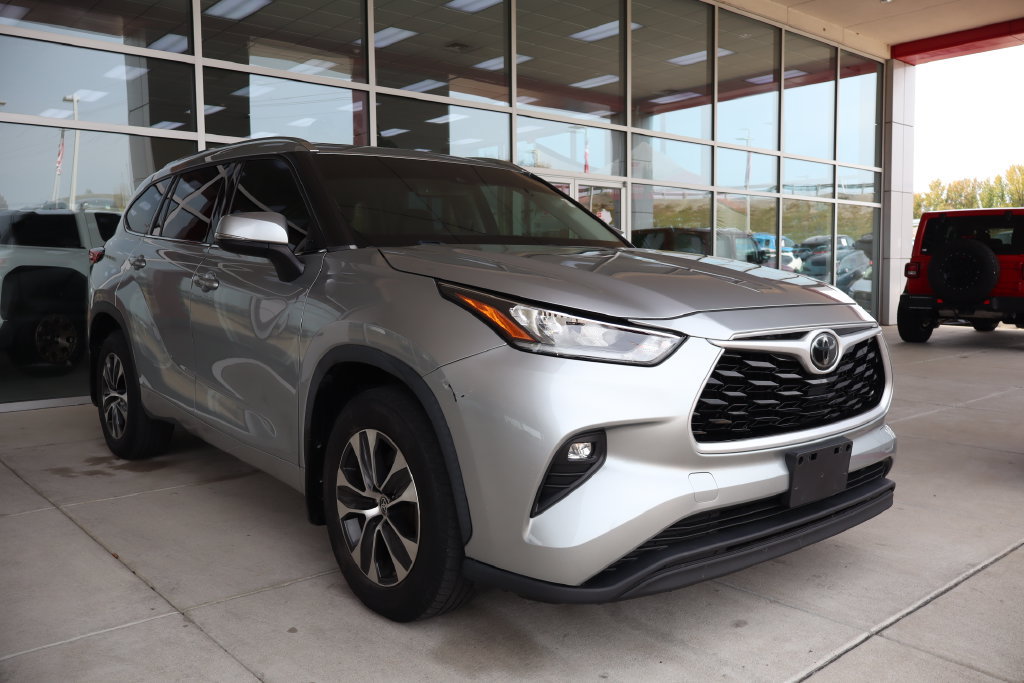 Used 2020 Toyota Highlander XLE AWD/4WD image 1