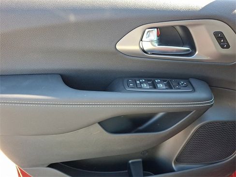 New 2026 Chrysler Pacifica Select image 14