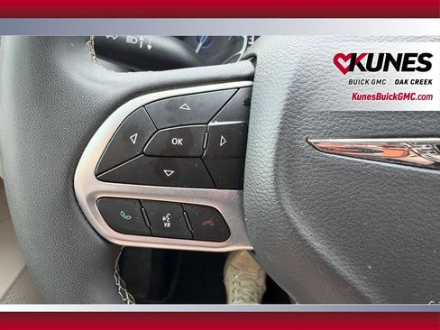 Used 2023 Chrysler Pacifica Touring-L FWD image 14