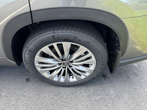 New 2025 Toyota Highlander AWD image 12