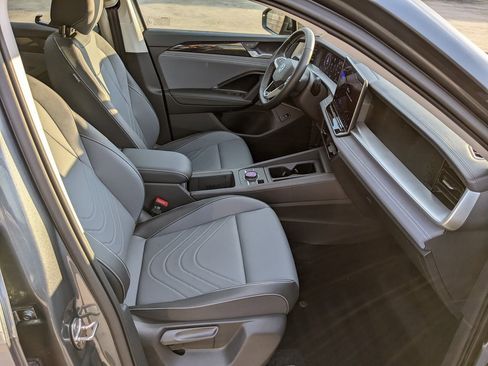 Used 2025 Volkswagen Tiguan SE image 22