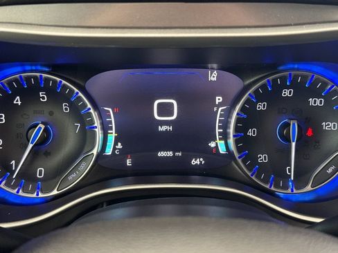 Used 2023 Chrysler Pacifica Touring-L image 24