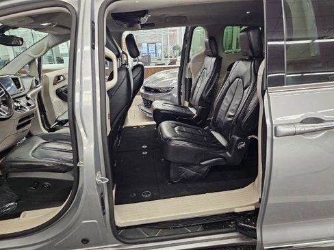 Used 2017 Chrysler Pacifica Touring-L image 28