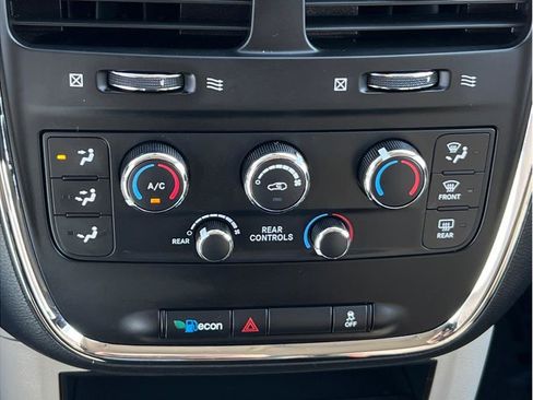 Used 2018 Dodge Grand Caravan SE w/ UConnect Hands-Free Group image 13