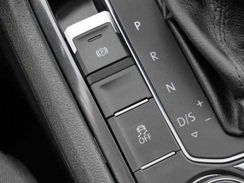 Used 2018 Volkswagen Tiguan S image 28