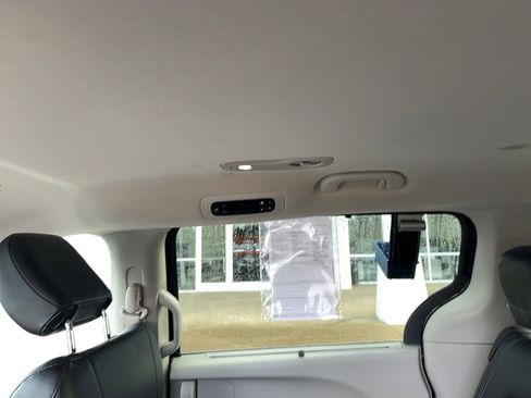 Used 2022 Chrysler Pacifica Touring-L image 23