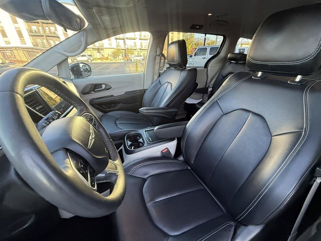 Used 2024 Chrysler Pacifica Touring-L FWD image 16