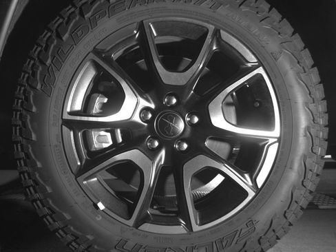 Used 2025 Jeep Compass Trailhawk AWD/4WD image 12