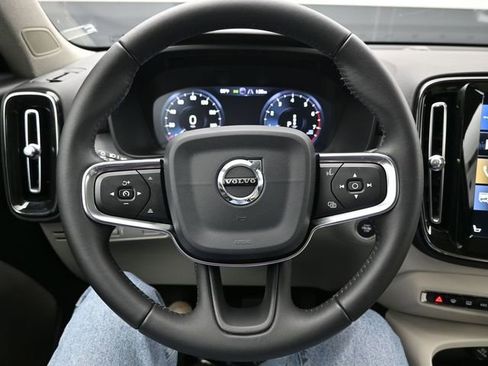 Used 2020 Volvo XC40 T5 Momentum w/ Protection Package Premier image 20