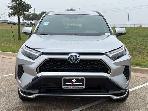 Used 2022 Toyota RAV4 SE image 3