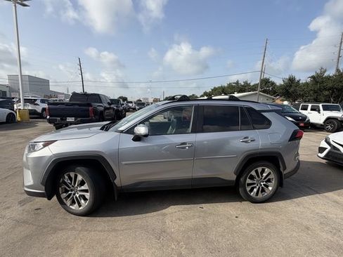 Used 2021 Toyota RAV4 XLE Premium FWD image 8