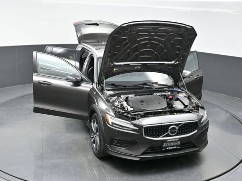 Used 2025 Volvo V60 B5 Cross Country Plus image 37