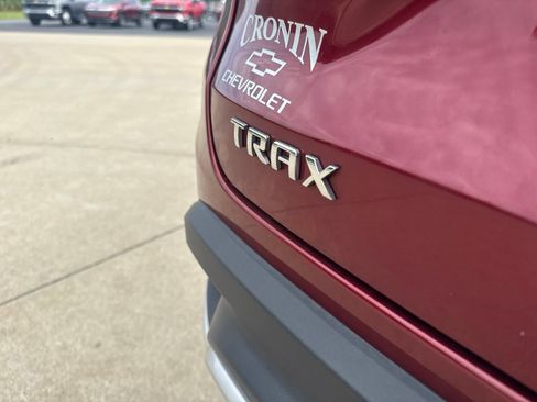 Used 2025 Chevrolet Trax LT FWD image 9