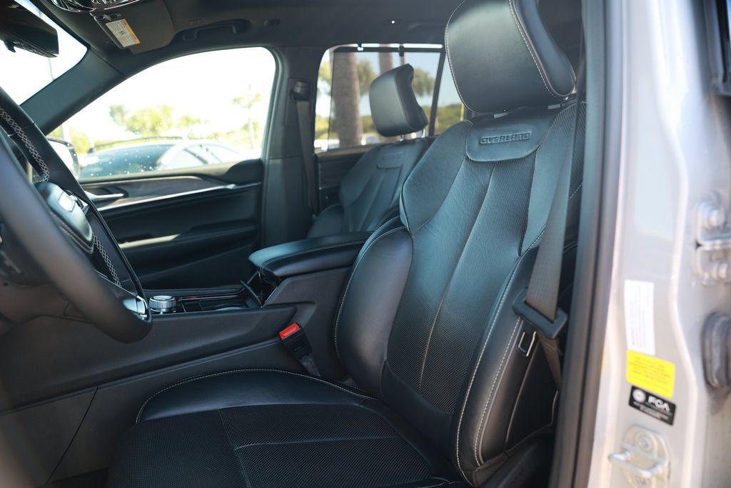 Used 2023 Jeep Grand Cherokee Overland w/ Advanced Protech Group III AWD/4WD image 16