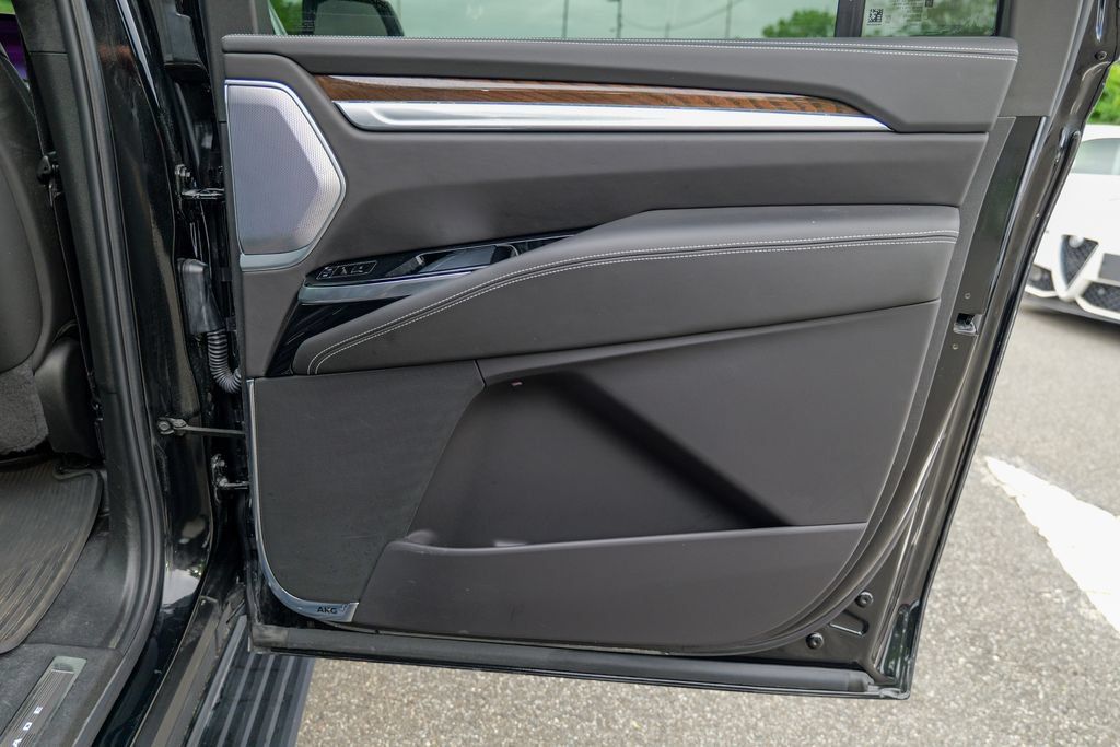 Used 2025 Cadillac Escalade ESV Sport Platinum AWD/4WD image 30