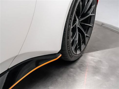 Used 2025 Aston Martin V8 Vantage Coupe RWD image 18