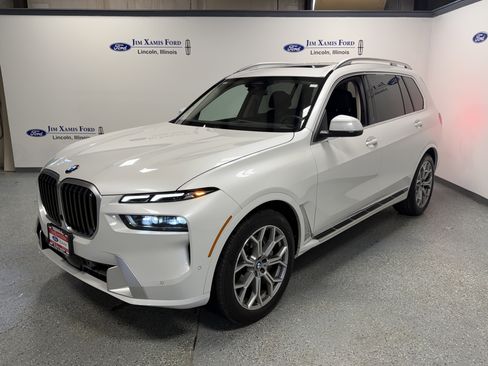 Used 2025 BMW X7 xDrive40i w/ Premium Package AWD/4WD image 3