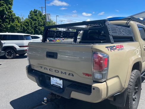 Used 2017 Toyota Tacoma TRD Sport AWD/4WD image 14