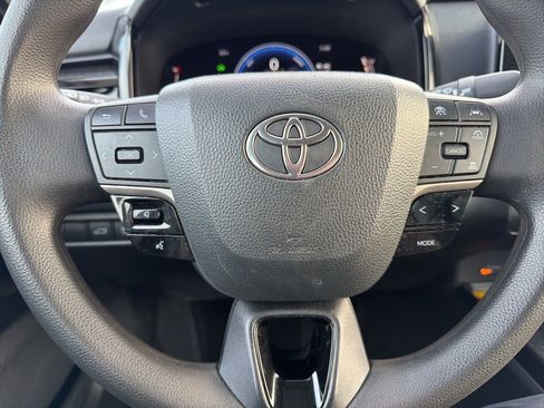 Used 2025 Toyota Camry LE image 11