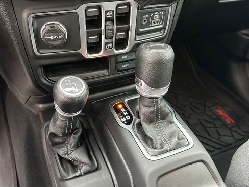Used 2025 Jeep Gladiator Sport image 24