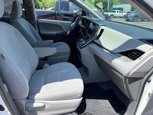 Used 2019 Toyota Sienna L FWD image 19