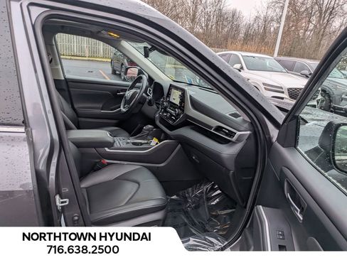 Used 2022 Toyota Highlander XLE image 40