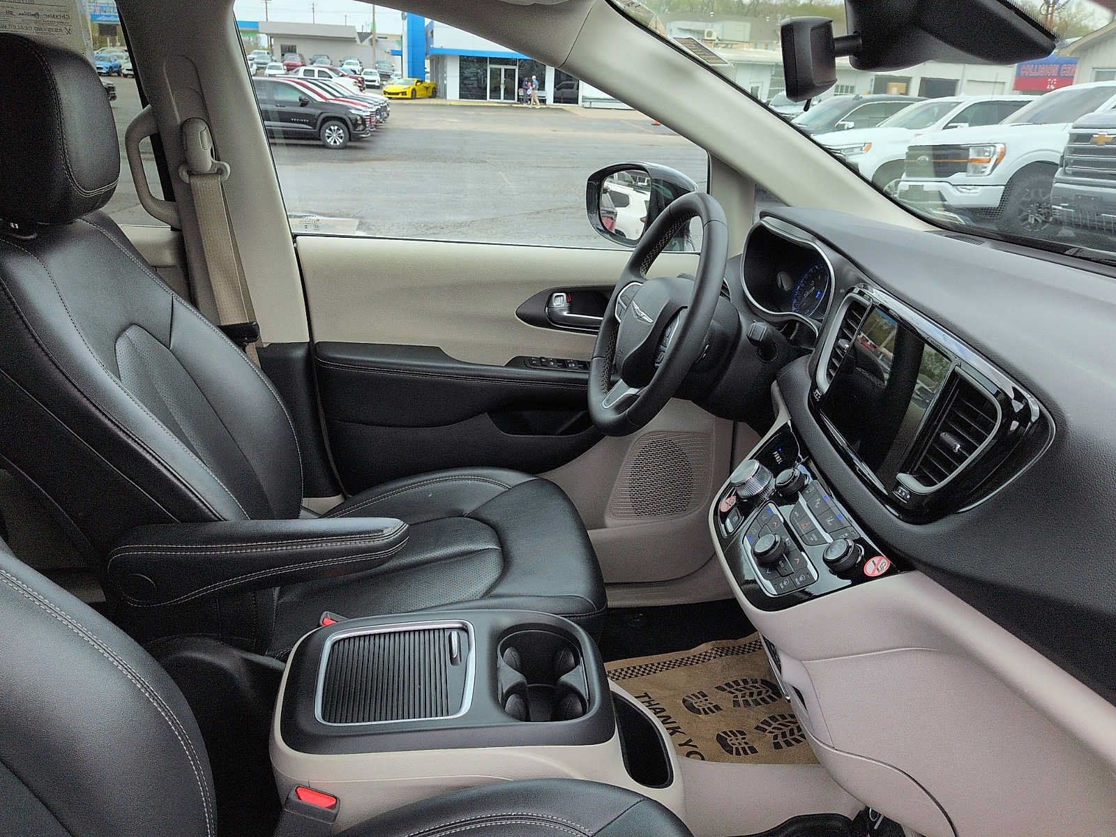 Used 2024 Chrysler Pacifica Touring-L FWD image 10