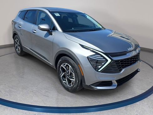 Used 2025 Kia Sportage LX image 3