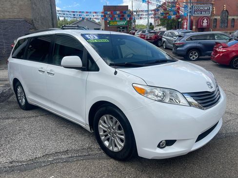 Used 2013 Toyota Sienna XLE w/ Entertainment Pkg FWD image 4