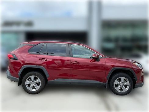 Used 2022 Toyota RAV4 XLE w/ Convenience Package FWD image 5