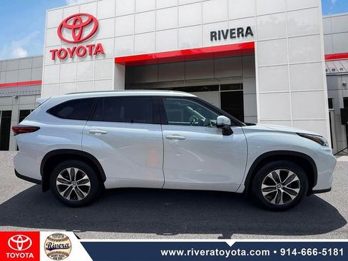 Used 2022 Toyota Highlander XLE AWD/4WD image 4