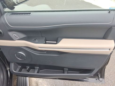 Used 2024 Ford Expedition Limited image 27