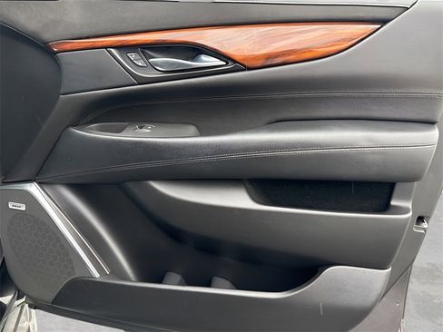 Used 2015 Cadillac Escalade Luxury image 9