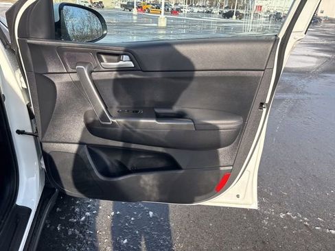 Used 2022 Kia Sportage LX image 11
