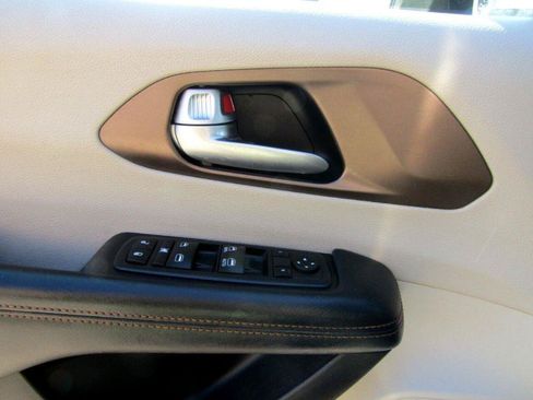 Used 2017 Chrysler Pacifica Touring FWD image 7