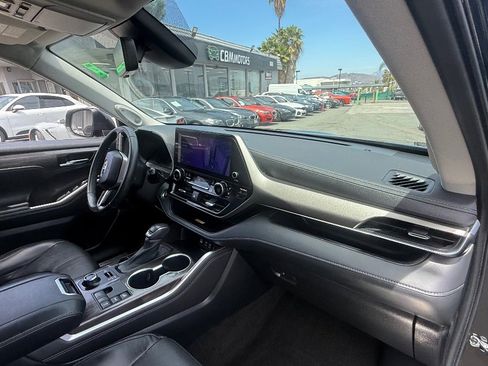 Used 2023 Toyota Highlander Limited AWD/4WD image 18