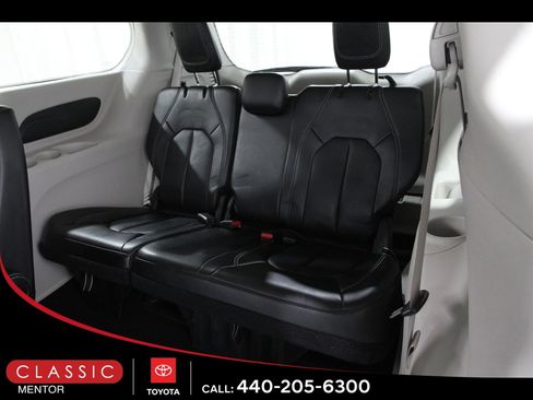 Used 2023 Chrysler Pacifica Touring-L image 20