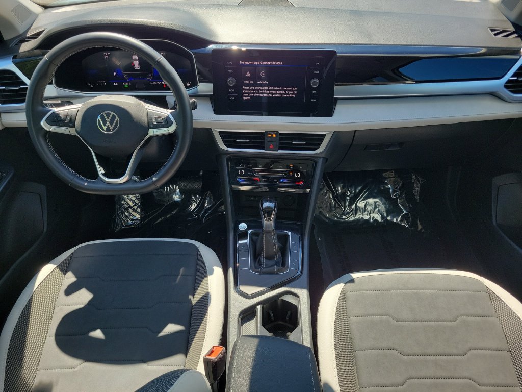 Used 2025 Volkswagen Taos SE w/ Panoramic Sunroof Package FWD image 13