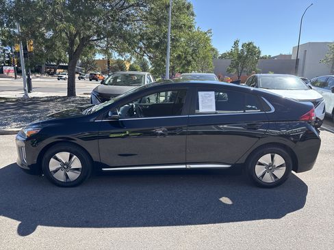 Used 2022 Hyundai Ioniq SE FWD image 4